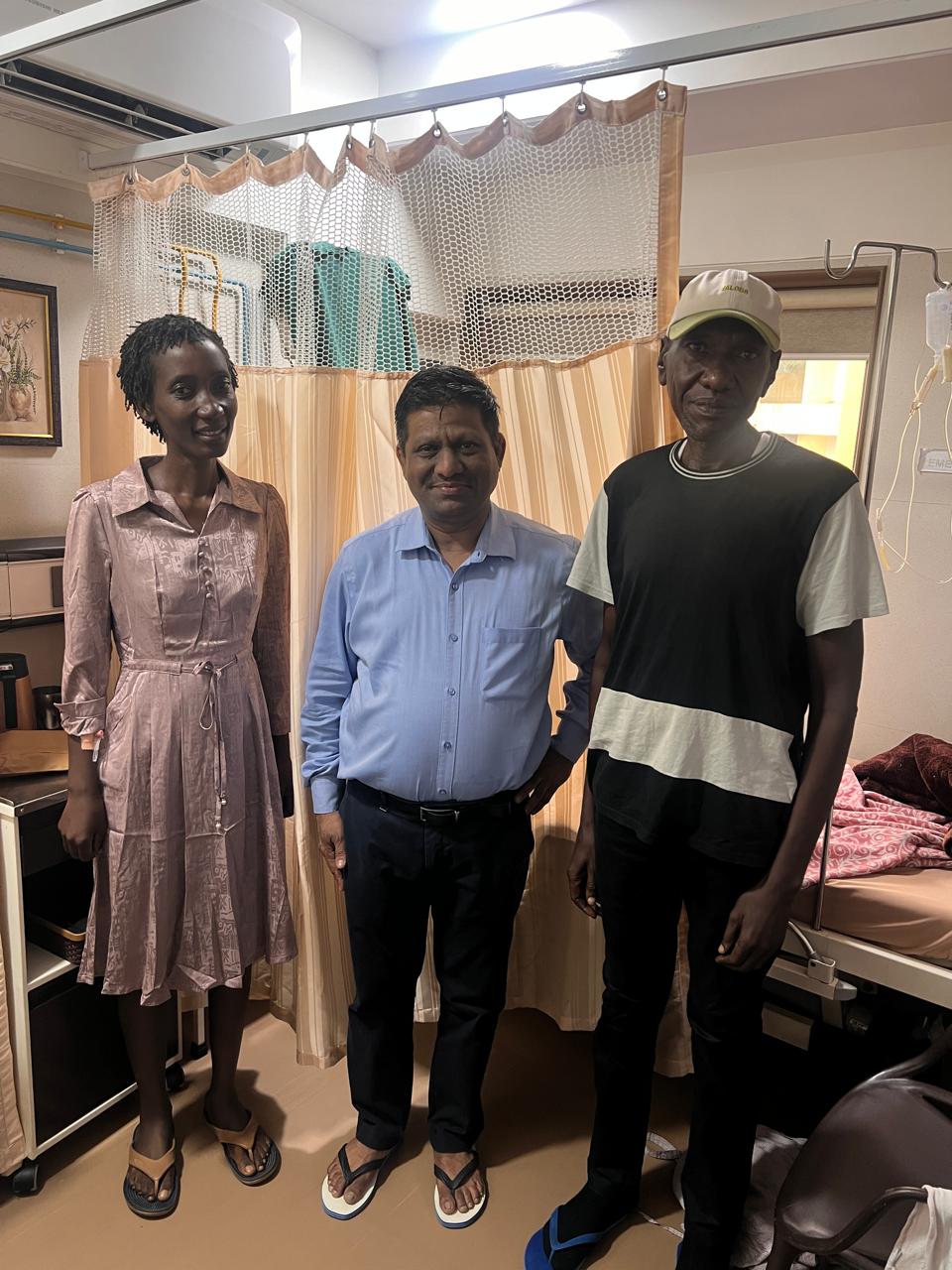 Patient thanking Dr. Vivek Salunke for endometriosis treatment